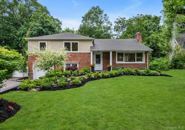 Homes for sale in North Hempstead, NY | 18 Pine Dr N, North Hempstead, NY 11576 | MLS# 1002999