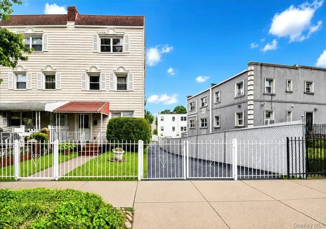 Photo 1 of House for sale at 2810 Harding Ave, New York, NY 10465 | MLS# 1003212 | Listing updated on 2026-09-30