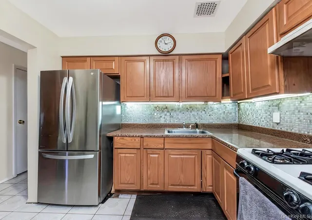 Photo 4 of Sale Pending at 3683 Boller Ave, Bronx, NY 10466 | MLS# 1003292 | Listing updated on 2026-08-07
