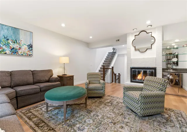 3rd image of 44 Hidden Ridge Dr, Oyster Bay, NY 11791 | MLS# 1003312