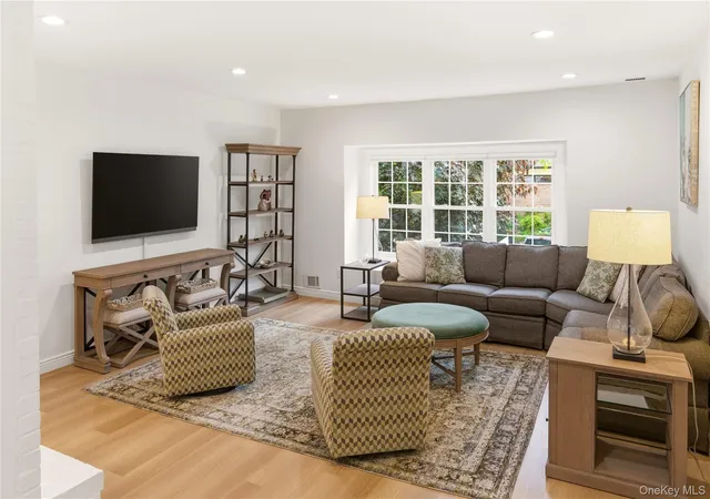 4th image of 44 Hidden Ridge Dr, Oyster Bay, NY 11791 | MLS# 1003312