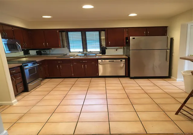 3rd image of 19 Oak St, Deer Park, NY 11729 | MLS# 1003334