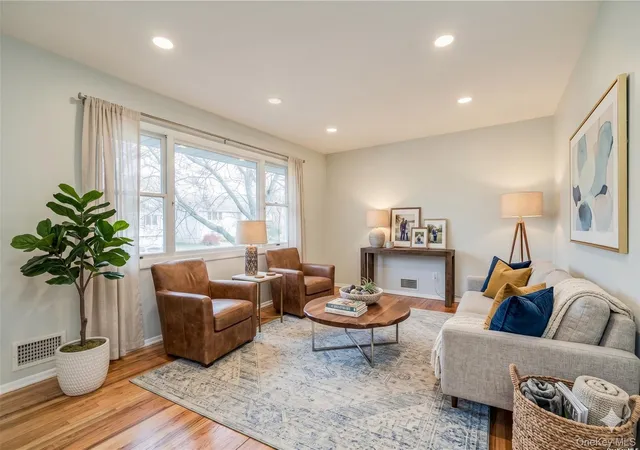Photo 3 of Sale Pending at 29 Ripley Dr, Huntington, NY 11768 | MLS# 1003359 | Listing updated on 2026-07-29