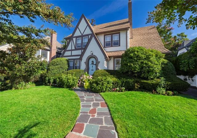 Photo 1 of Single family home for sale at 11 Demott Ave, Rockville Centre, NY 11570 | MLS# 1003423 | Listing updated on 2026-09-18