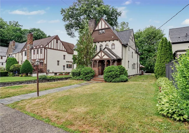 Homes for sale in Mount Vernon, NY | 7 Huntwood Pl, Mount Vernon, NY 10552 | MLS# 1003437