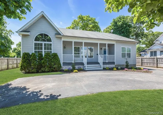 Single family home for sale at 2 Lincoln Ave, Islip, NY 11752 | MLS# 1003628