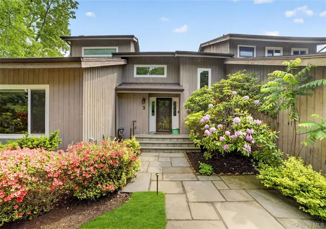 Photo 3 of Sale Pending at 3 Leir Ct, White Plains, NY 10605 | MLS# 1003634 | Listing updated on 2026-07-24