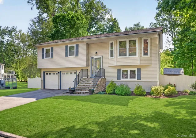 Homes for sale in Goshen, NY | 10 Winston Dr, Goshen, NY 10924 | MLS# 1003672