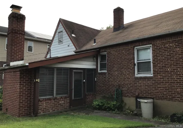 Photo 4 of Sale Pending at 25 Collins Ave, Williston Park, NY 11596 | MLS# 1003706 | Listing updated on 2026-08-15