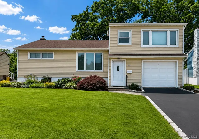 Photo 2 of Sale Pending at 32 Elderberry Ln E, Valley Stream, NY 11581 | MLS# 1003774 | Listing updated on 2026-07-03
