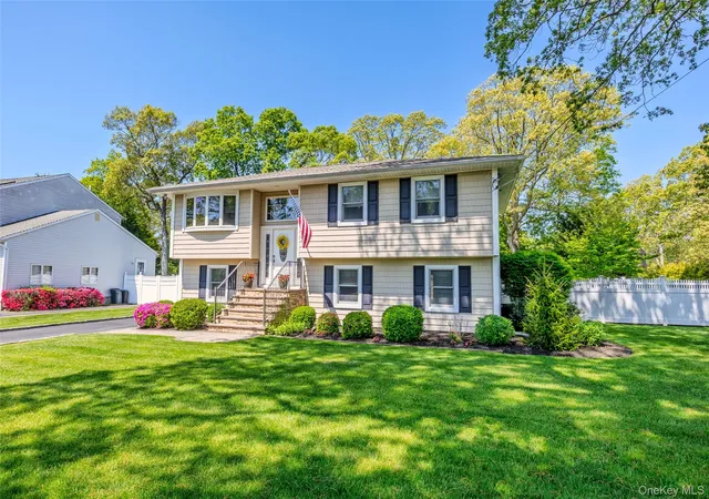 3rd image of 46 Hewitt Blvd, Center Moriches, NY 11934 | MLS# 1003775
