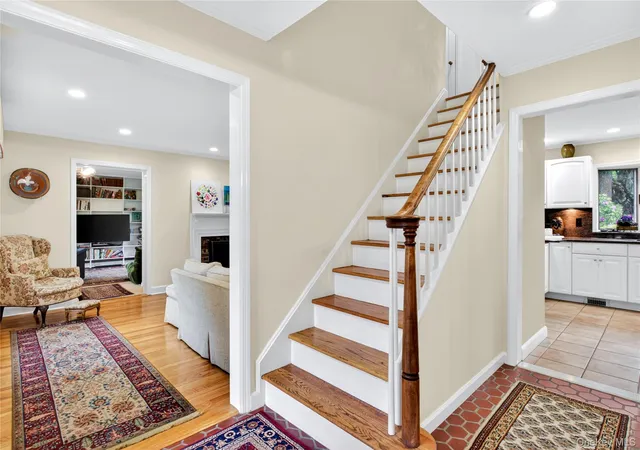 3rd image of 34 Wildwood Ln, Roslyn Heights, NY 11577 | MLS# 1003932