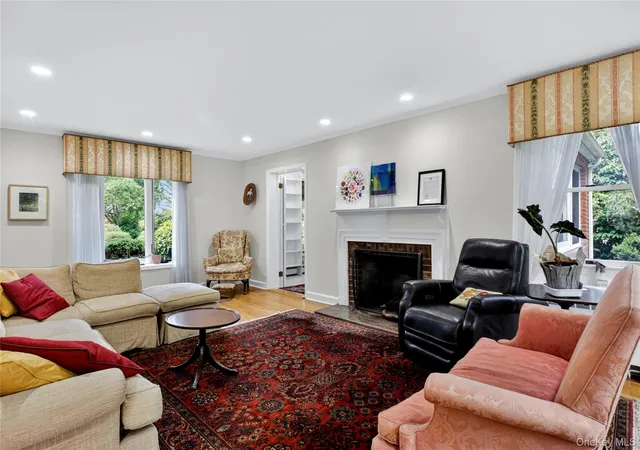 4th image of 34 Wildwood Ln, Roslyn Heights, NY 11577 | MLS# 1003932
