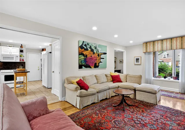 5th image of 34 Wildwood Ln, Roslyn Heights, NY 11577 | MLS# 1003932