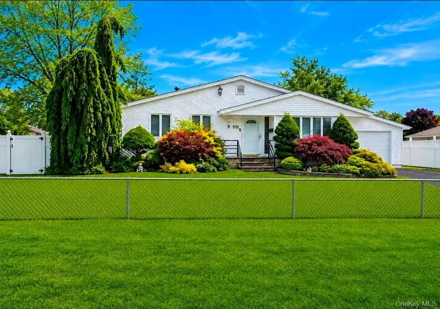 Homes for sale in Babylon, NY | 170 W 9th St, Babylon, NY 11729 | MLS# 1003940