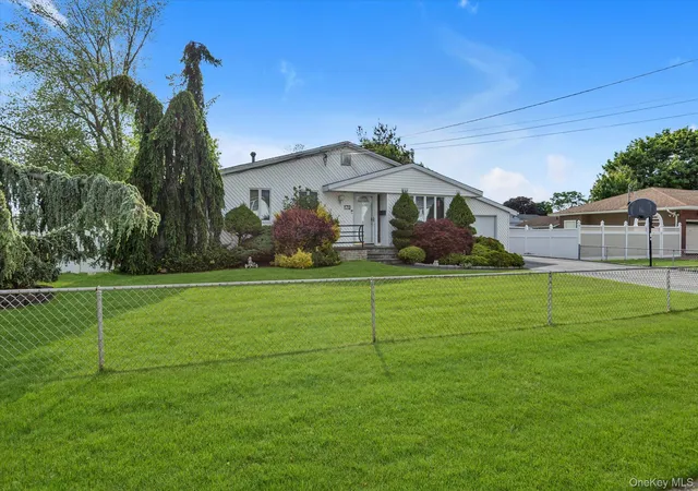 Homes for sale in Babylon, NY | 170 W 9th St, Babylon, NY 11729 | MLS# 1003940