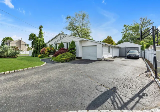 Homes for sale in Babylon, NY | 170 W 9Th St, Babylon, NY 11729 | MLS# 1003940