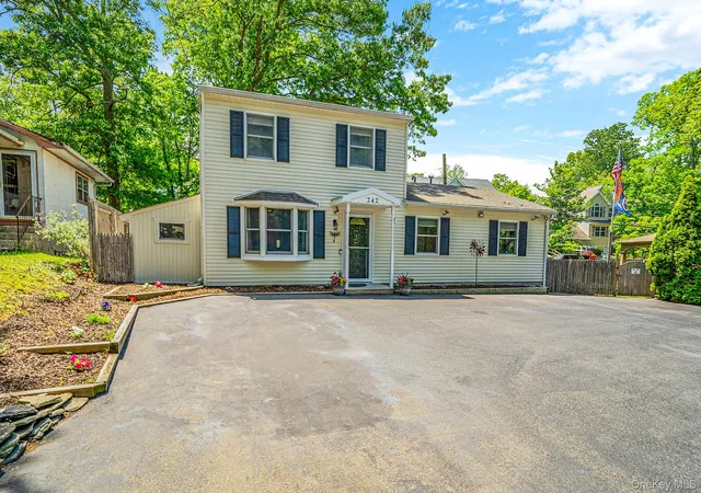 3rd image of 242 Lower Rocky Point Rd, Sound Beach, NY 11789 | MLS# 1004108