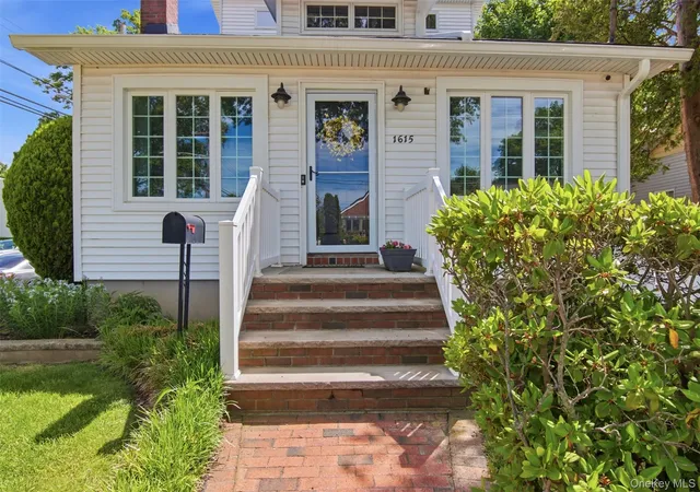 4th image of 1615 Estelle Ave, Hempstead, NY 11003 | MLS# 1004119