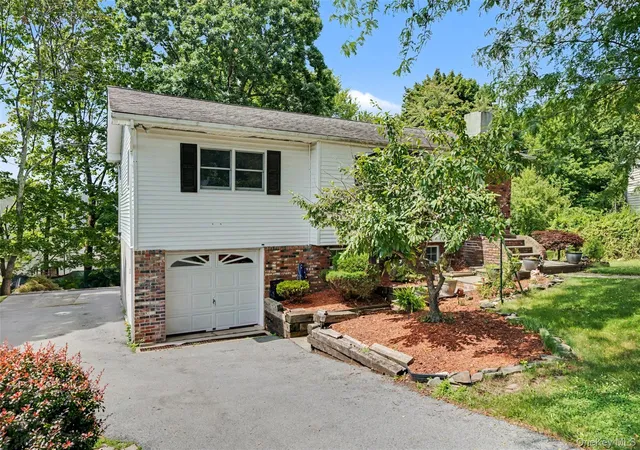 Photo 2 of Single family home for sale at 1 Austin Ct, Monroe, NY 10950 | MLS# 1004165 | Listing updated on 2026-09-04