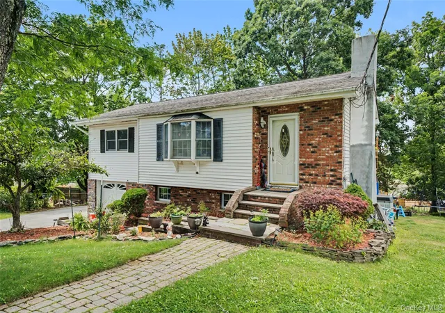 Photo 3 of Single family home for sale at 1 Austin Ct, Monroe, NY 10950 | MLS# 1004165 | Listing updated on 2026-10-25