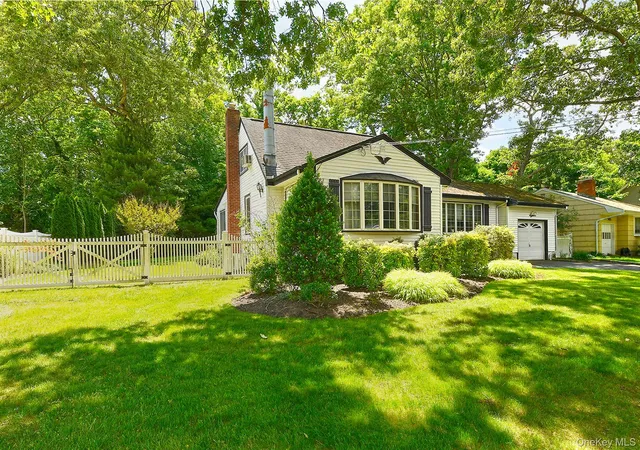 3rd image of 18 Homeland Dr, Huntington, NY 11743 | MLS# 1004207