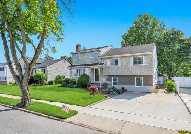 Photo 2 of Sale Pending at 11 Edgewood Dr, Oyster Bay, NY 11801 | MLS# 1004220 | Listing updated on 2026-08-18