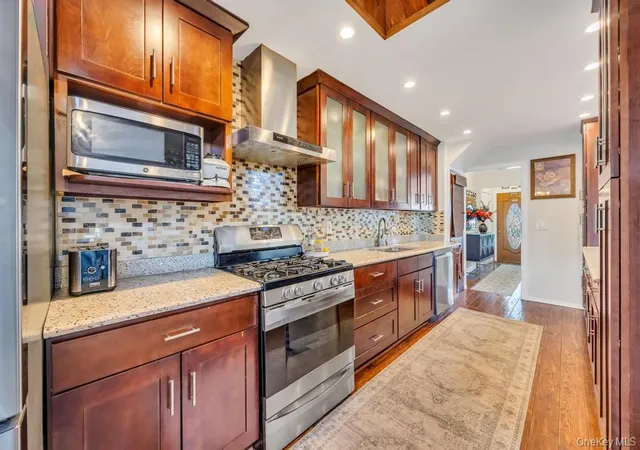Photo 3 of Sale Pending at 11 Edgewood Dr, Oyster Bay, NY 11801 | MLS# 1004220 | Listing updated on 2026-08-18
