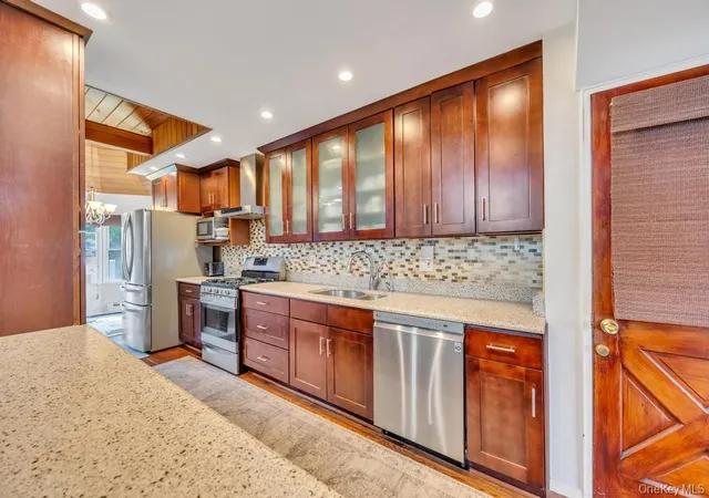Photo 3 of Sale Pending at 11 Edgewood Dr, Oyster Bay, NY 11801 | MLS# 1004220 | Listing updated on 2026-08-18