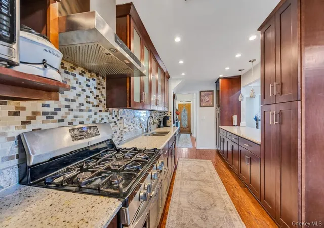 Photo 4 of Sale Pending at 11 Edgewood Dr, Oyster Bay, NY 11801 | MLS# 1004220 | Listing updated on 2026-08-18
