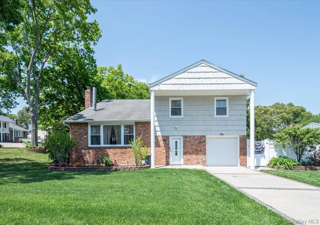 2nd image of 5 Spruceton St, Brookhaven, NY 11784 | MLS# 1004260