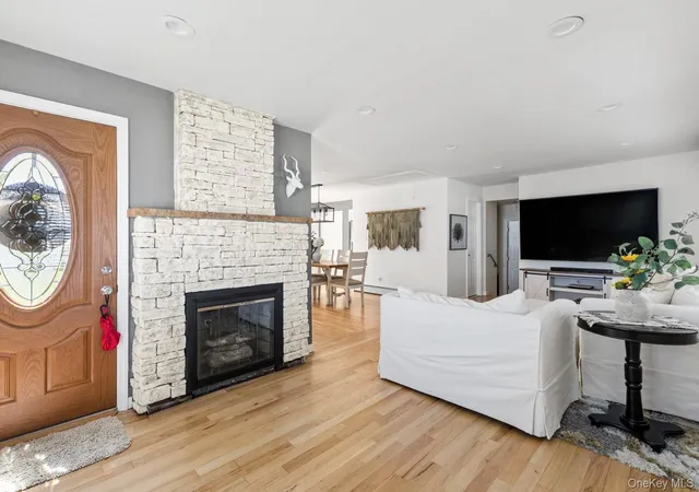 4th image of 102 Garfield Pl, Oyster Bay, NY 11758 | MLS# 1004316