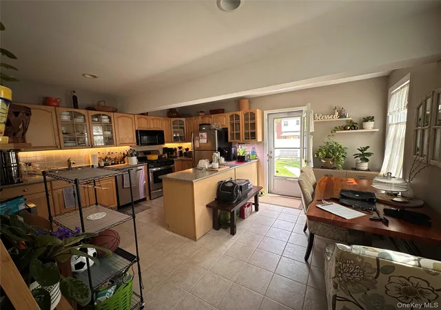 2nd image of 568 Irving St, North Hempstead, NY 11590 | MLS# 1004362