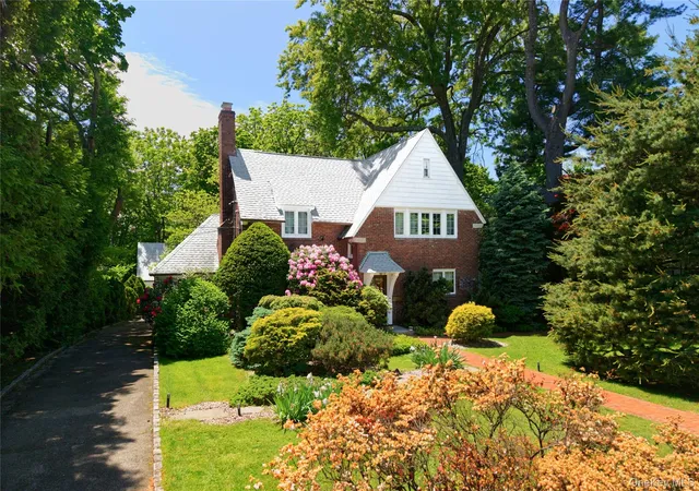 1st image of 10 Crescent Rd, North Hempstead, NY 11050 | MLS# 1004366