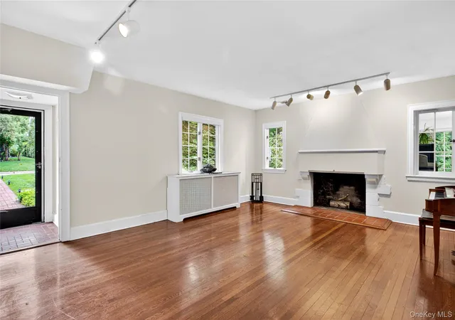 2nd image of 10 Crescent Rd, North Hempstead, NY 11050 | MLS# 1004366