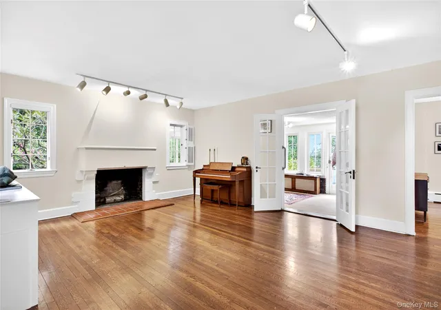 4th image of 10 Crescent Rd, North Hempstead, NY 11050 | MLS# 1004366