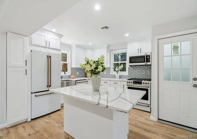 3rd image of 17 Tatterson St, North Hempstead, NY 11576 | MLS# 1004381