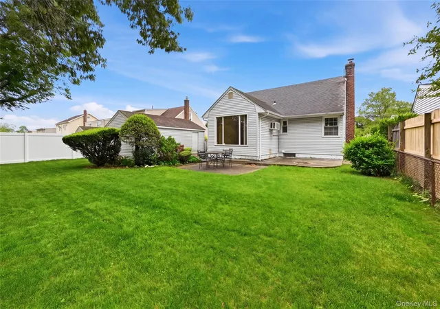 3rd image of 659 Diellen Ln, Hempstead, NY 11003 | MLS# 1004450
