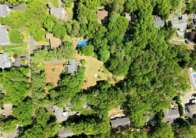 37th image of 37 Winston Dr, Smithtown, NY 11787 | MLS# 1004569