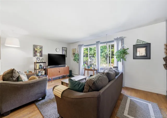 4th image of 37 Winston Dr, Smithtown, NY 11787 | MLS# 1004569