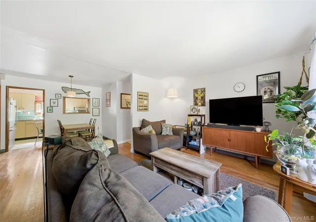 5th image of 37 Winston Dr, Smithtown, NY 11787 | MLS# 1004569