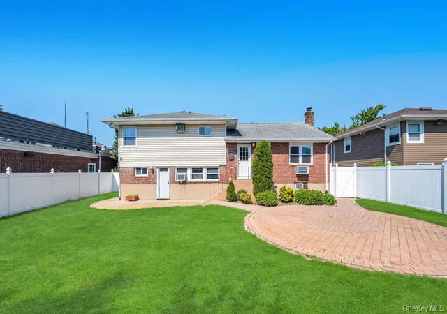 Photo 3 of Sale Pending at 2297 Arby Ct, Wantagh, NY 11793 | MLS# 1004626 | Listing updated on 2026-09-03