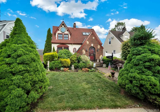 Homes for sale in Oyster Bay, NY | 31 Roosevelt Ave, Oyster Bay, NY 11801 | MLS# 1004666