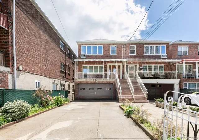 Photo 2 of Multi family home for sale at 810 Neill Ave, New York, NY 10462 | MLS# 1004688 | Listing updated on 2026-09-02