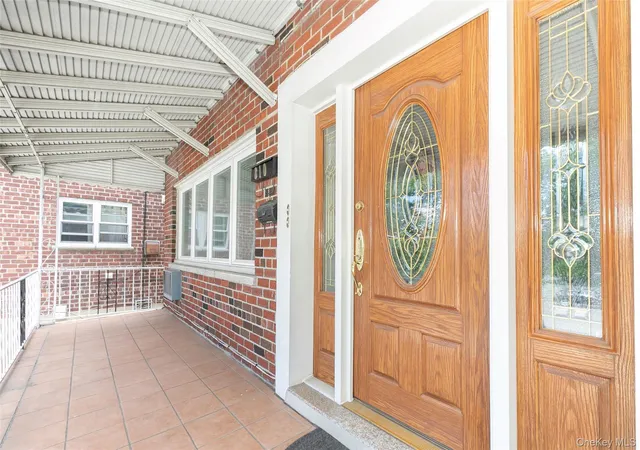 Photo 3 of Multi family home for sale at 810 Neill Ave, New York, NY 10462 | MLS# 1004688 | Listing updated on 2026-09-02