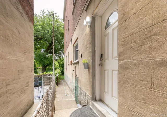 Photo 4 of House for sale at 810 Neill Ave, New York, NY 10462 | MLS# 1004688 | Listing updated on 2026-09-02