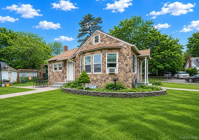 2nd image of 276 Dogwood Rd W, Mastic Beach, NY 11951 | MLS# 1004714