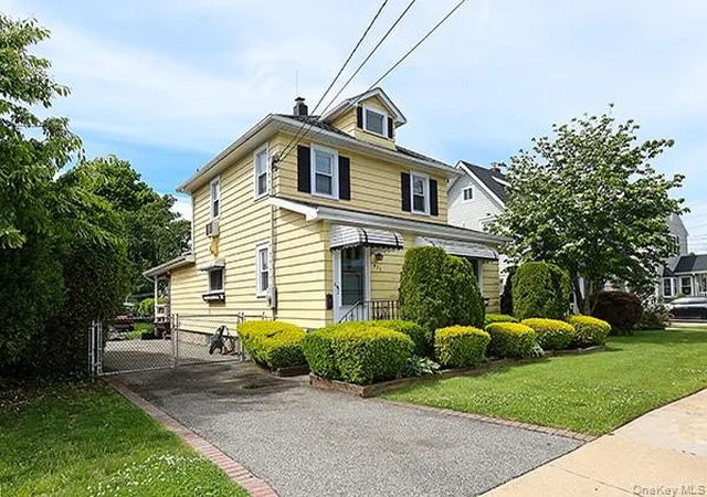 2nd image of 425 Linden St, Hempstead, NY 11710 | MLS# 1004723