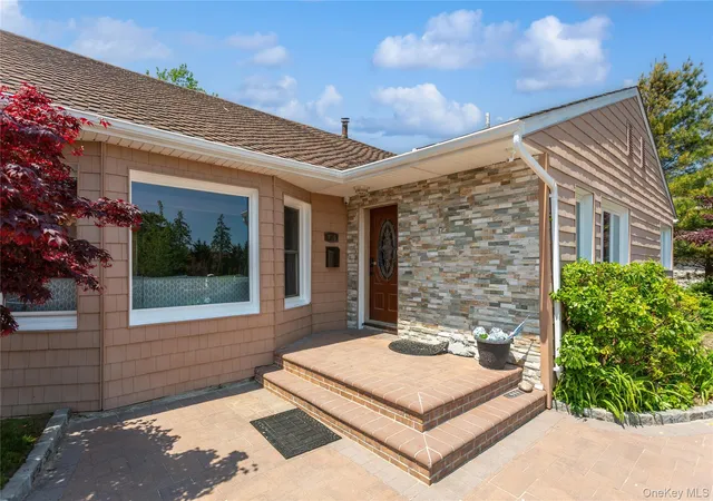Photo 3 of Sale Pending at 996 Wateredge Pl, Hempstead, NY 11557 | MLS# 1004772 | Listing updated on 2026-08-26