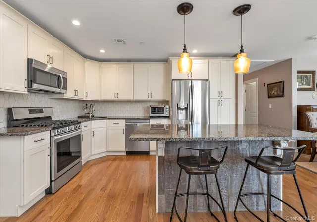 4th image of 206 Anchor Ct, Babylon, NY 11726 | MLS# 1004792